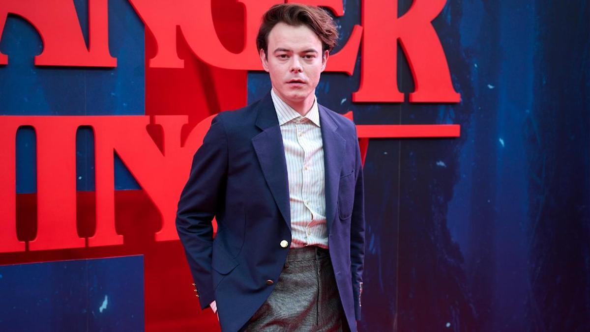 Estrela de Stranger Things de Charlie Heaton aborda reclamações de fãs sobre a trajetória de seu personagem

