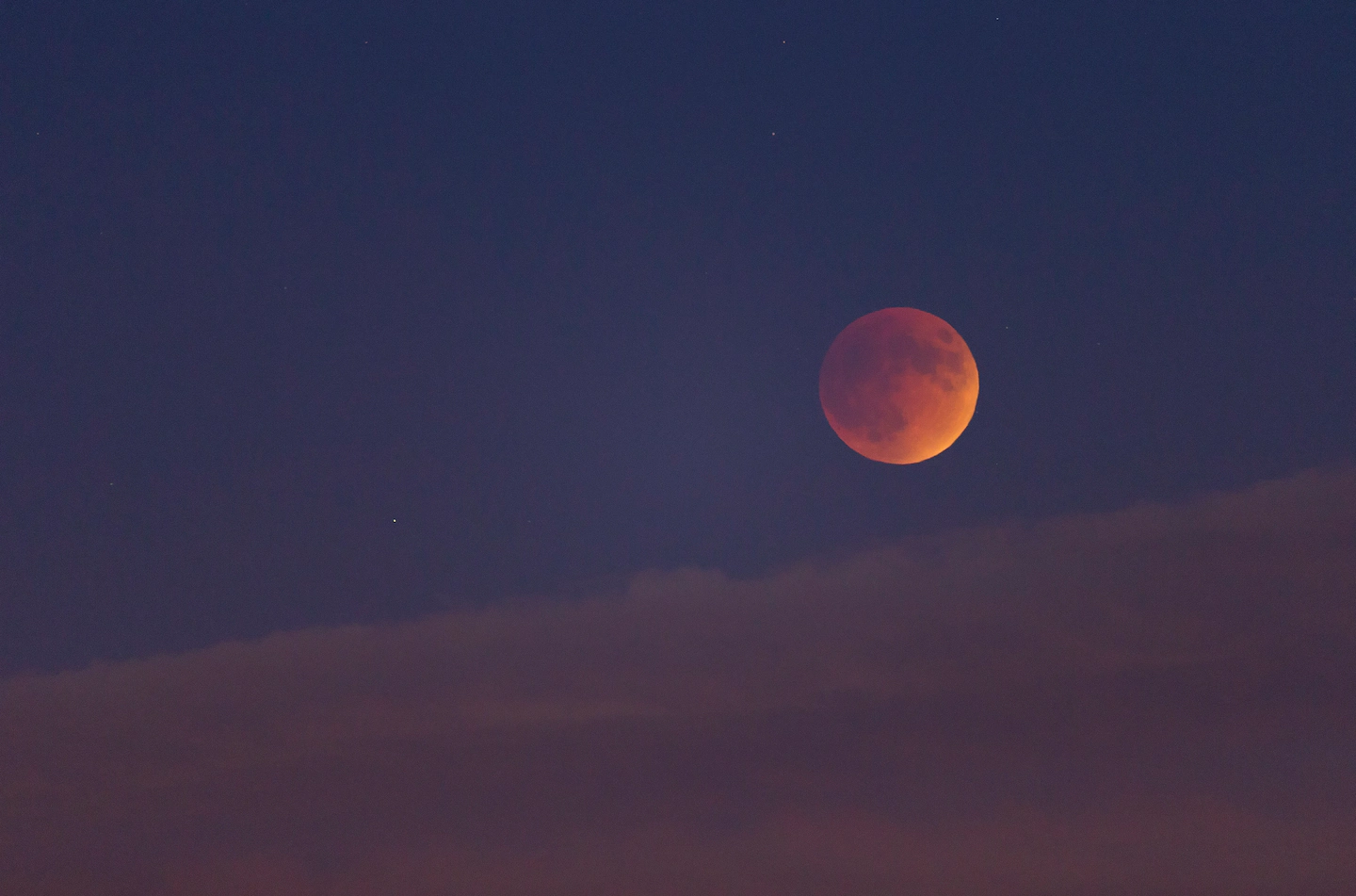 A lua ficará vermelha durante o eclipse lunar total na noite de domingo

