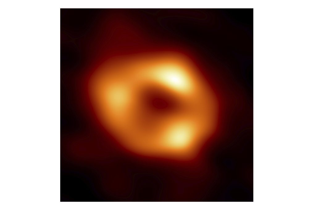 A primeira imagem foi tirada de um buraco negro no centro da Via Láctea