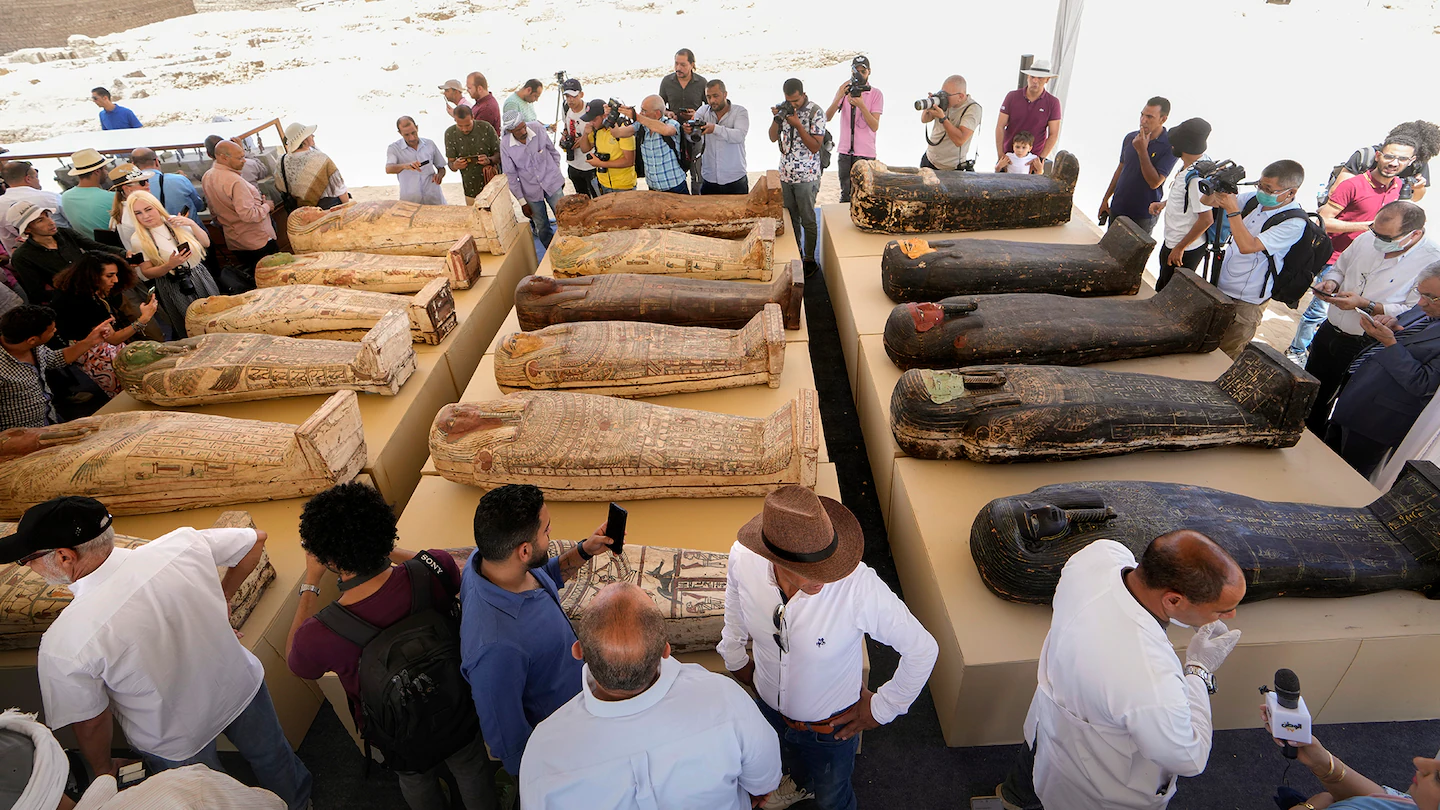 Egito descobre 250 múmias em filas no cemitério de Saqqara

