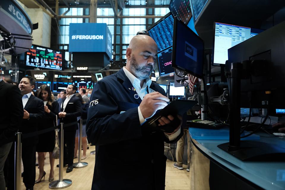 NOVA YORK, NY - 12 de maio: Os comerciantes trabalham no pregão da Bolsa de Valores de Nova York (NYSE) em 12 de maio de 2022 na cidade de Nova York.  O Dow Jones Industrial Average caiu nas negociações da manhã, pois os investidores continuaram preocupados com a inflação e outras questões globais.  (Foto de Spencer Platt/Getty Images)