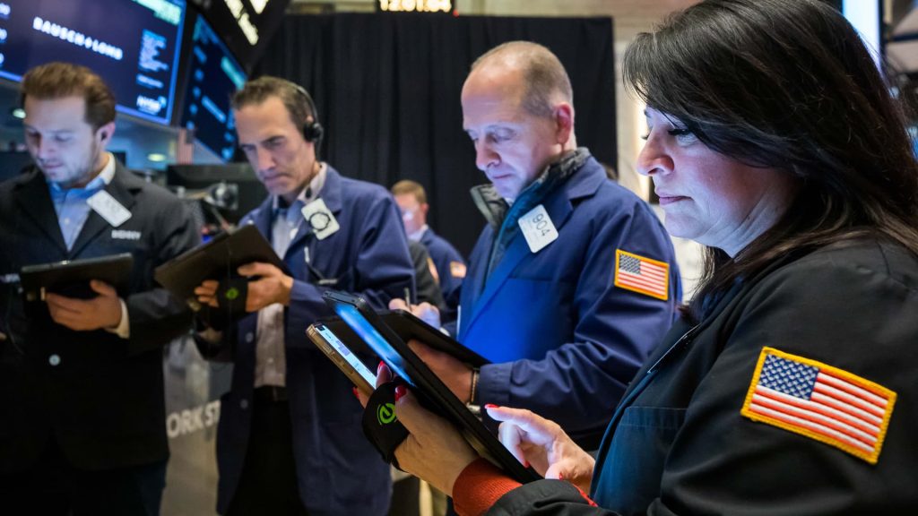 Futuros de ações sobem antes de grande semana de ganhos no varejo