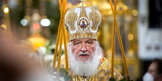 O Patriarca Ortodoxo Russo Kirill celebra uma missa de Natal na Catedral de Cristo Salvador em Moscou, Rússia, quinta-feira, 6 de janeiro de 2022. 