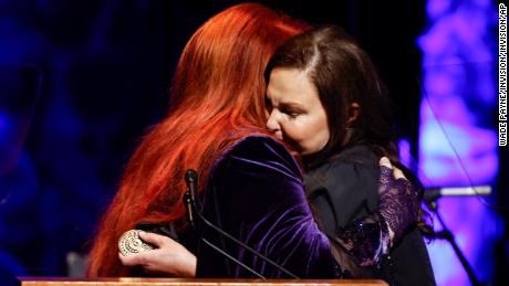 Ashley Judd (à direita) abraça sua irmã Winona na festa de indução no domingo.