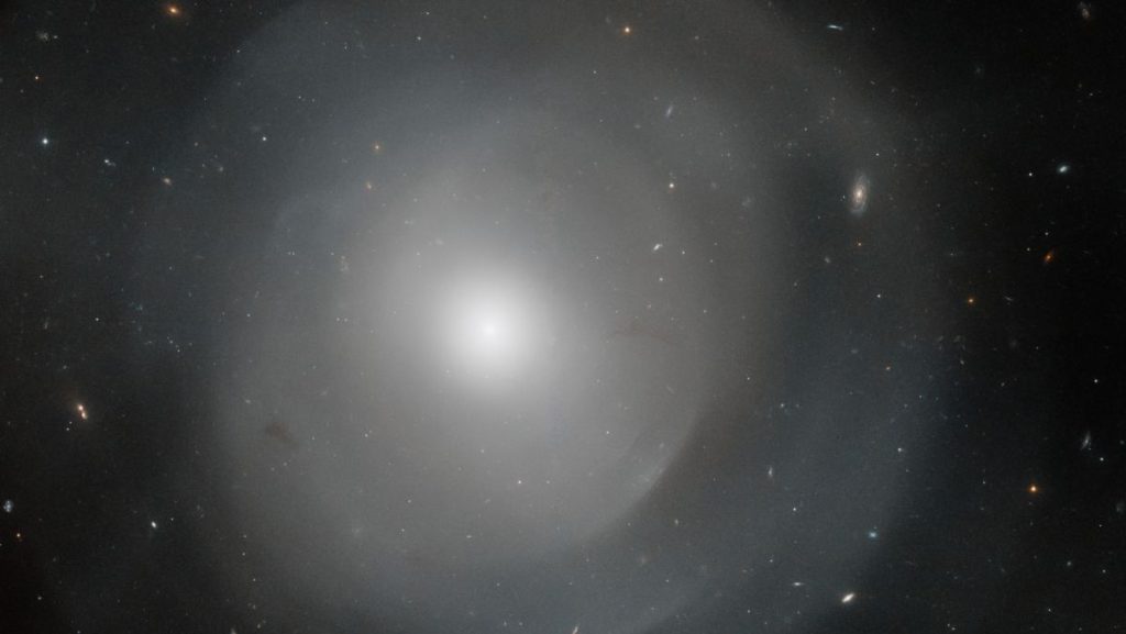O telescópio Hubble detecta uma enorme galáxia com conchas misteriosas