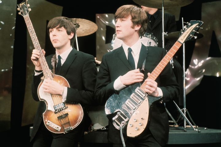 Paul McCartney praticamente tocando o clássico dos Beatles com John Lennon