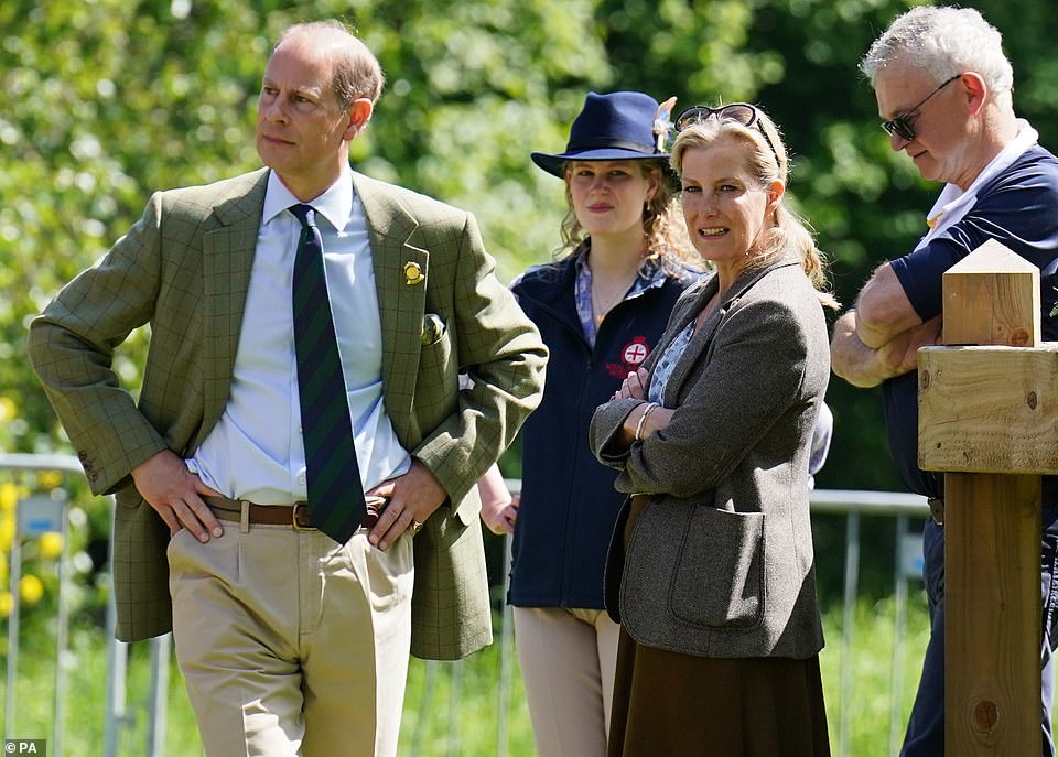 Sophie Wessex parecia exultante esta manhã ao chegar com seu marido, o príncipe Edward, e sua filha, Lady Louise, no terceiro dia do Royal Windsor Horse Show.