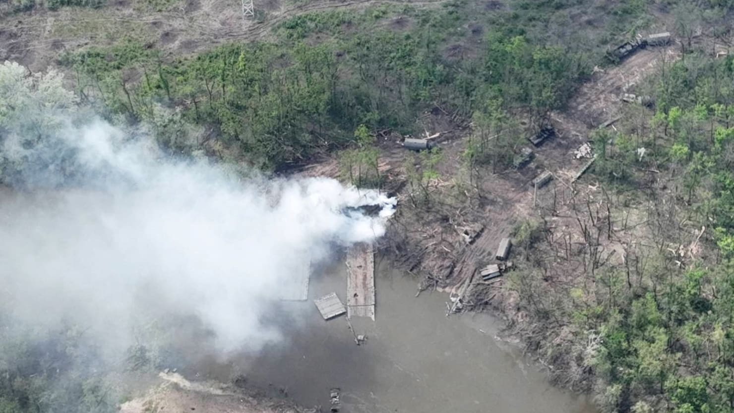 Ucrânia perde 'um batalhão inteiro' em ponte quebrada, diz Ucrânia

