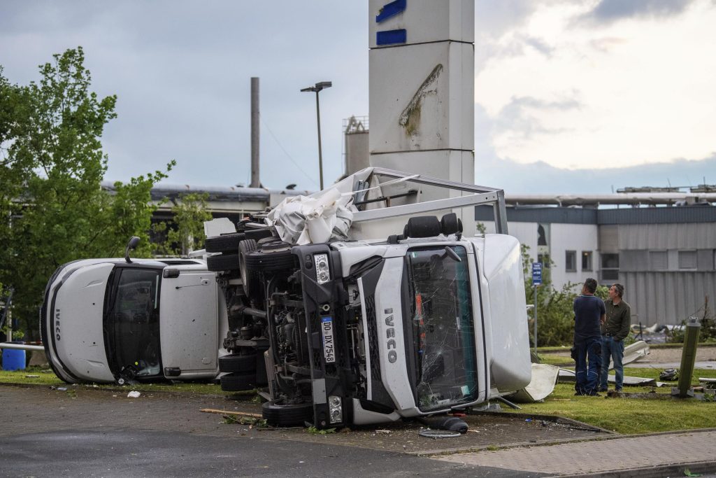 Um furacão atinge uma cidade no oeste da Alemanha.  Dezenas de feridos