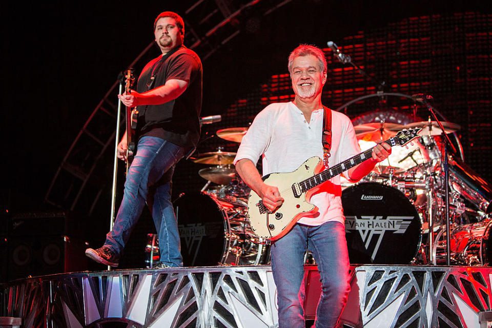 Wolfgang Van Halen toca ao lado de seu pai, Eddie Van Halen, em 30 de setembro de 2015 em Chula Vista, Califórnia (Foto: Daniel Knighton/Getty Images)