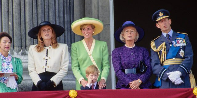 Princesa Margaret, Sarah, Princesa Diana com Príncipe Harry, Catherine, Duquesa de Kent e Príncipe Edward, enquanto membros da família real observam o passado voar.  Príncipe Harry estava com sua mãe.
