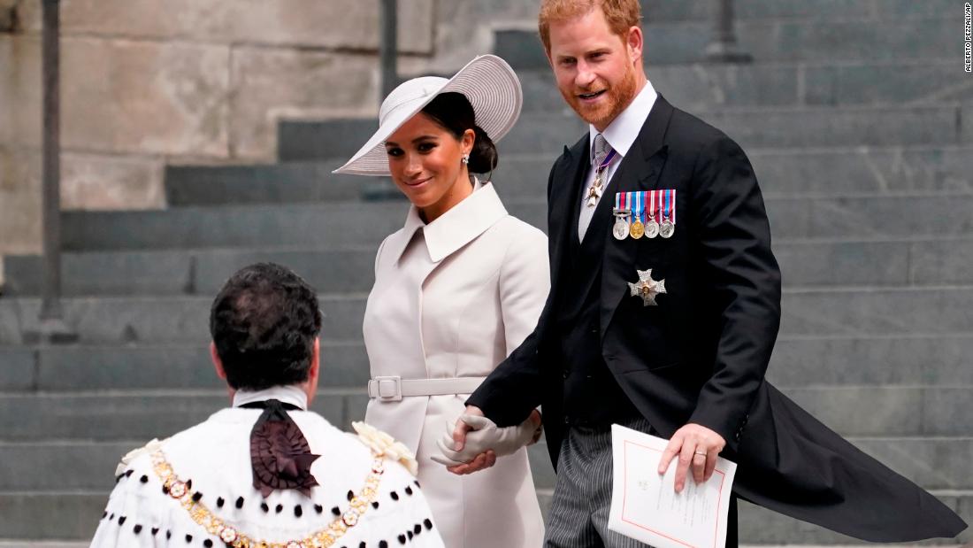 Meghan, duquesa de Sussex, chega à festa do jubileu em uma elegante roupa branca

