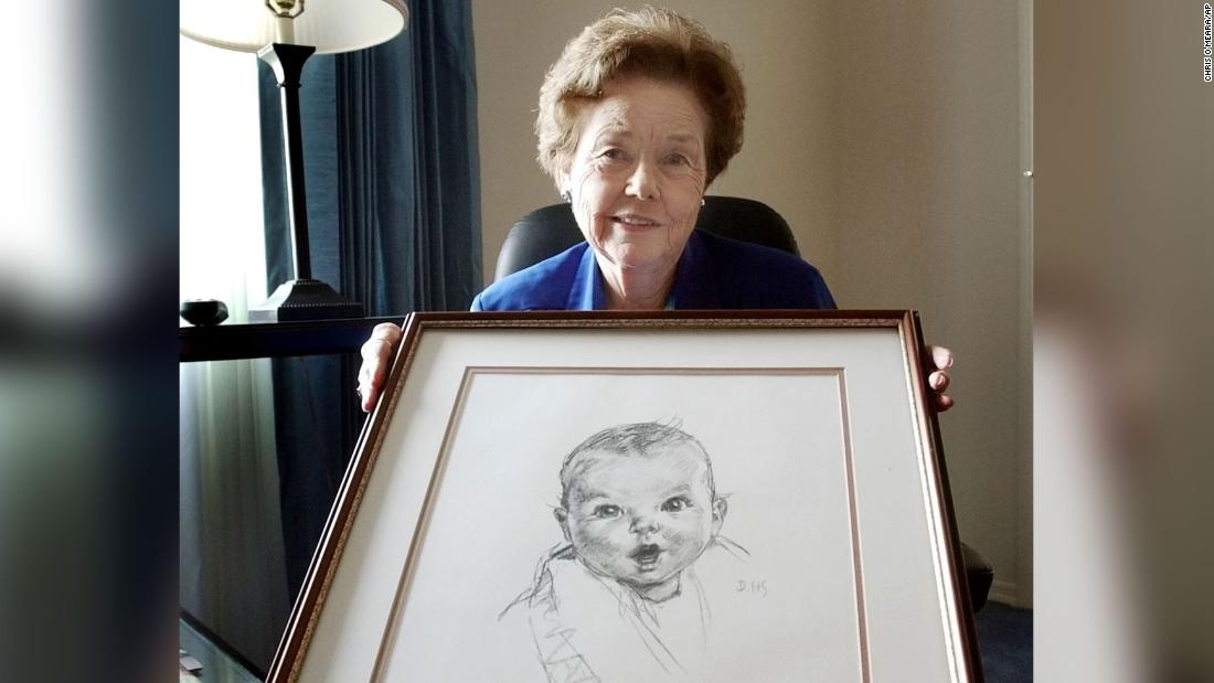 A Gerber Baby Ann Turner Cook original, o rosto familiar de milhares de produtos para bebês, morre aos 95 anos

