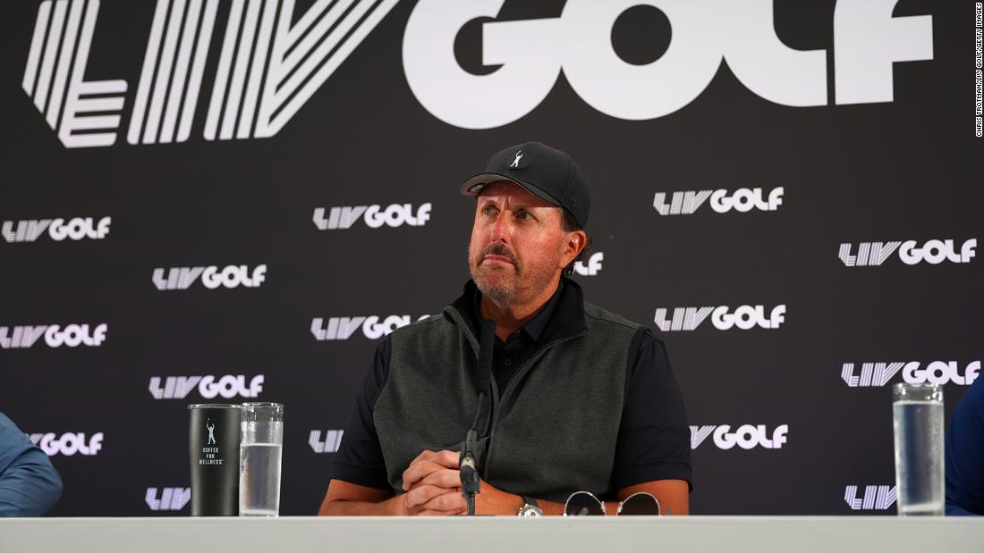 Phil Mickelson diz que 'disse e fez muitas coisas das quais me arrependo' porque foi questionado sobre o histórico de direitos humanos da Arábia Saudita antes de lançar a LIV Golf Series

