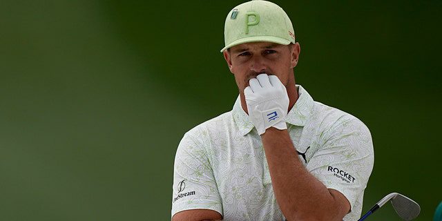 Bryson DeChambeau espera para dar sua tacada no sétimo bunker durante a segunda rodada do torneio de golfe Masters na sexta-feira, 8 de abril de 2022, em Augusta, Geórgia.