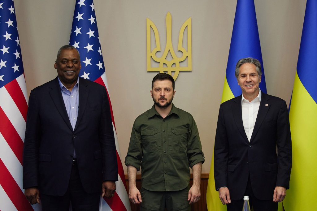 O presidente ucraniano Volodymyr Zelensky (centro) posa para uma foto com o secretário de Estado dos EUA, Anthony Blinken (à esquerda) e o secretário de Defesa dos EUA, Lloyd Austin (à direita).