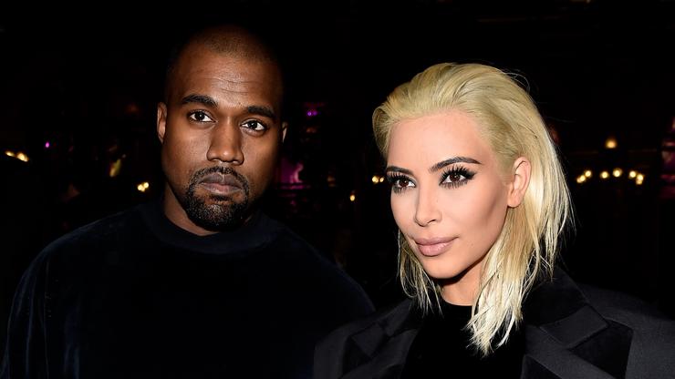 Kim Kardashian e Kanye West assistem a um jogo de basquete no Norte juntos