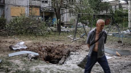 Um morador local passa por um prédio de apartamentos destruído em um ataque com mísseis, em meio à invasão russa da Ucrânia, em Bakhmut, Ucrânia, em 13 de junho de 2022. 
