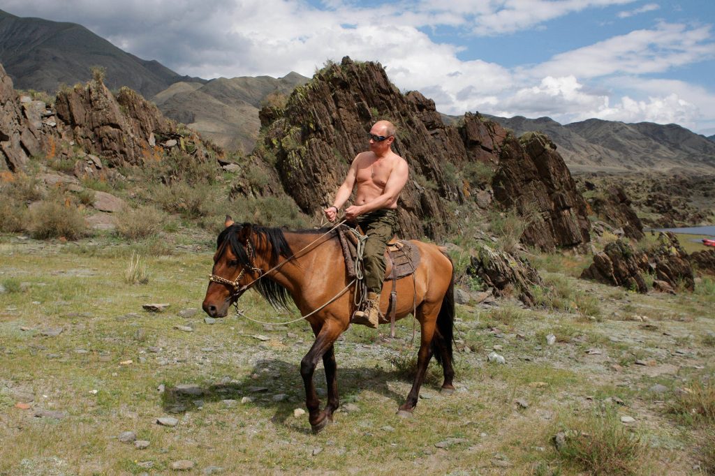O presidente russo, Vladimir Putin, monta um cavalo sem camisa.