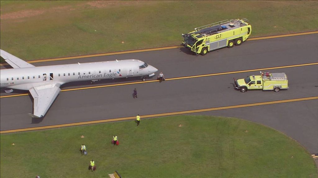Voo da American Airlines evacuado após emergência em Charlotte Douglas - WSOC TV