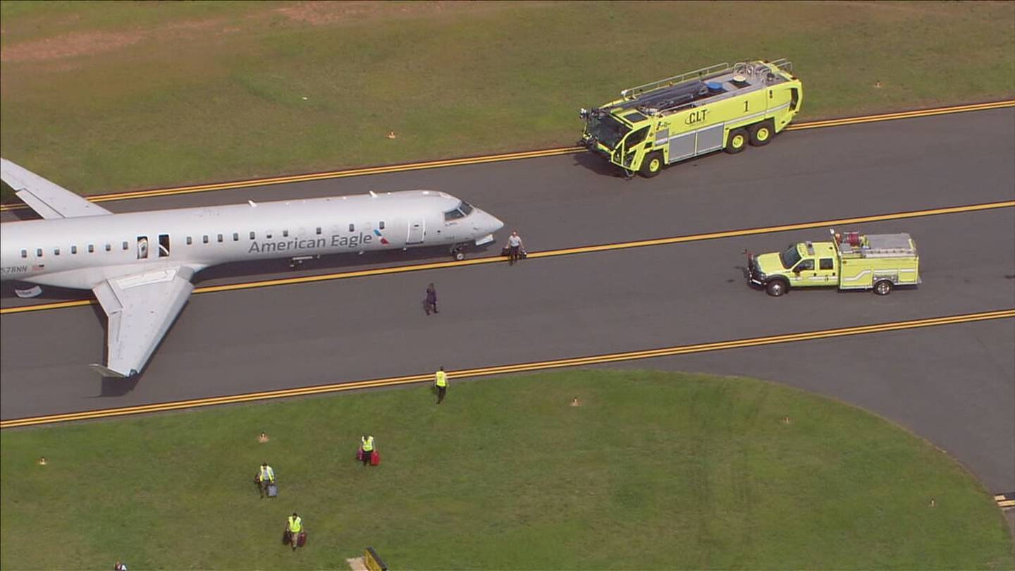 Voo da American Airlines evacuado após emergência em Charlotte Douglas - WSOC TV

