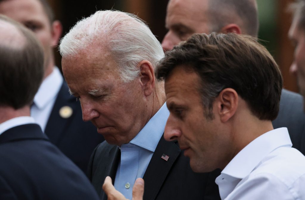 O presidente Joe Biden, à esquerda, e o presidente Emmanuel Macron participam da Cúpula de Líderes do G7 no Castelo de Elmau, em Ellmau, perto de Garmisch-Partenkirchen, Alemanha, na segunda-feira, 27 de junho de 2022. 