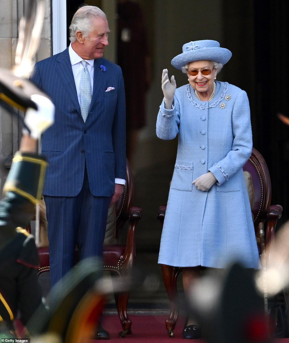 A rainha parecia em êxtase quando apareceu ao lado do príncipe de Gales em um desfile militar na Holyrood House