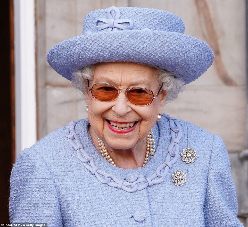 Parece que a rainha não pôde deixar de sorrir ao participar do evento militar único nesta tarde junto com o príncipe Charles
