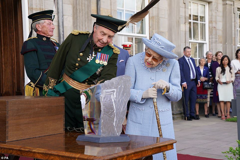 O Duque de Buckleuch apresenta um Redendo para a Rainha Elizabeth II enquanto eles atendem a Guarda-Costas da Rainha da Escócia