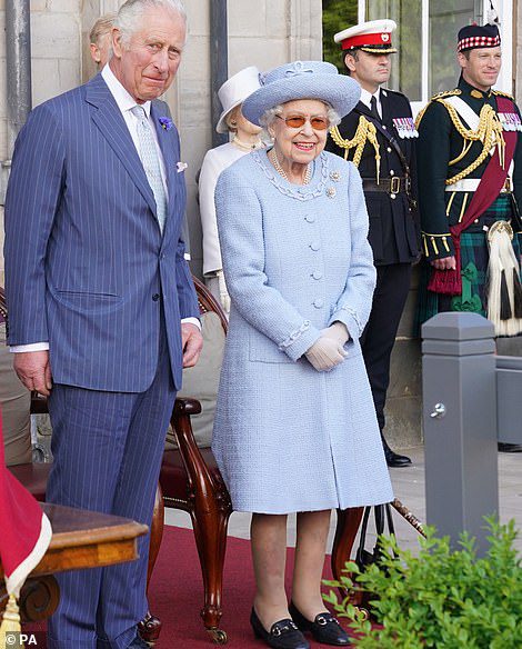 Muitas risadas!  A rainha e o príncipe Charles foram vistos sorrindo e conversando durante o evento de hoje