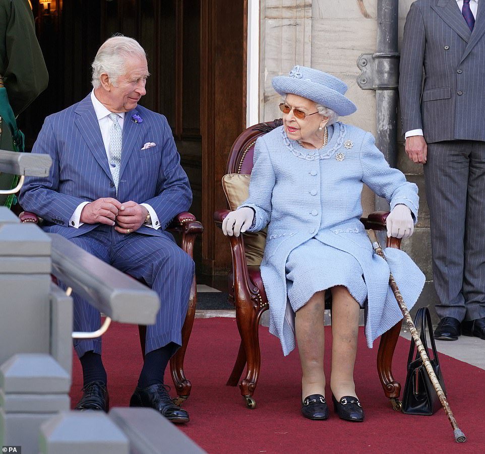 Um vídeo da rainha (foto à direita) em sua chegada à Escócia a mostrou acenando para os fãs e navegando pelos degraus do trem com facilidade, enquanto ela descia sem ajuda, apesar dos problemas de mobilidade que limitavam suas aparições públicas.