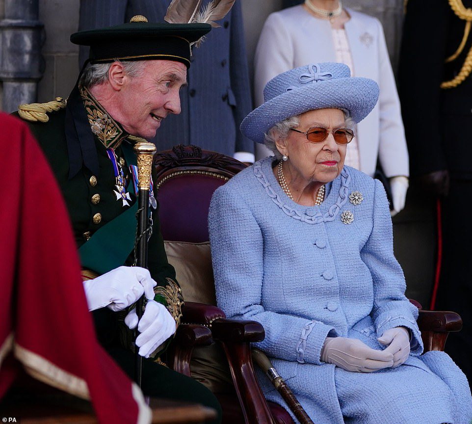 O Duque de Buckleuch e a Rainha Elizabeth II assistem ao Queen's Body Guard for Scotland (também conhecido como Royal Company of Archers) a procissão Redindo nos jardins do Palácio de Holyroodhouse