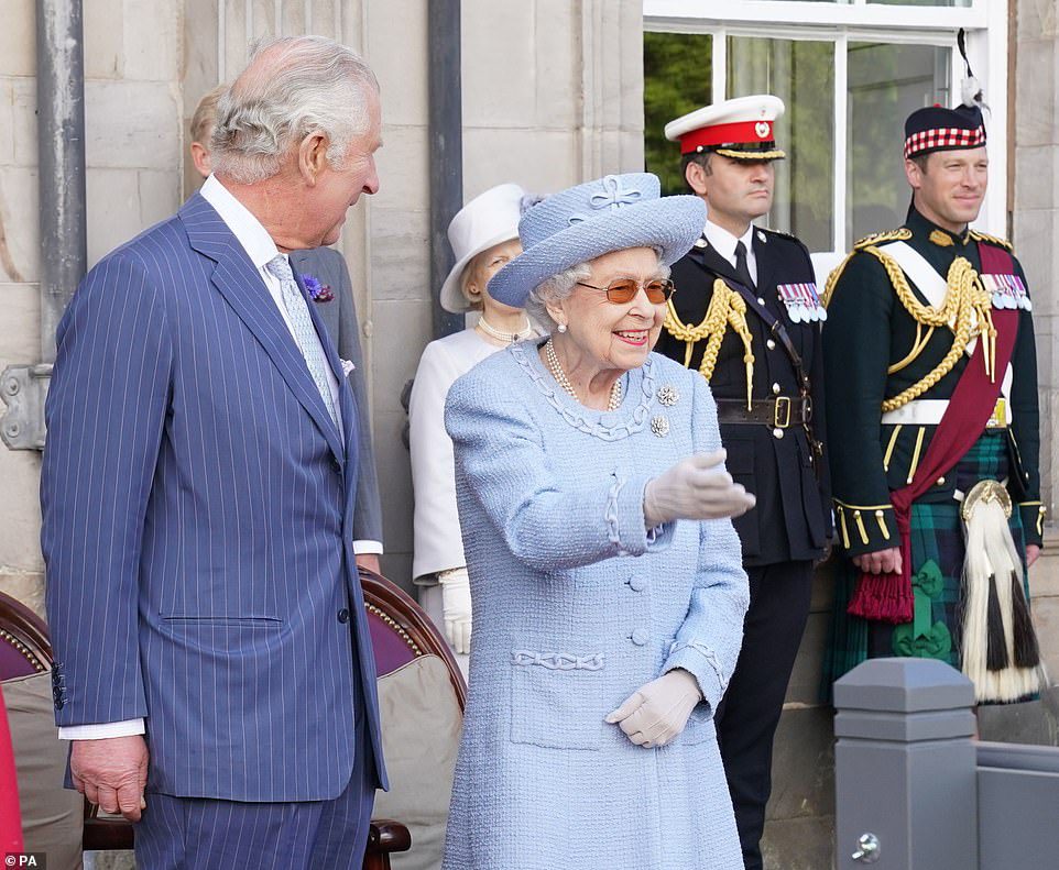 O Príncipe de Gales, conhecido como Duque de Rothesey quando na Escócia, e a Rainha de pé lado a lado no evento de hoje