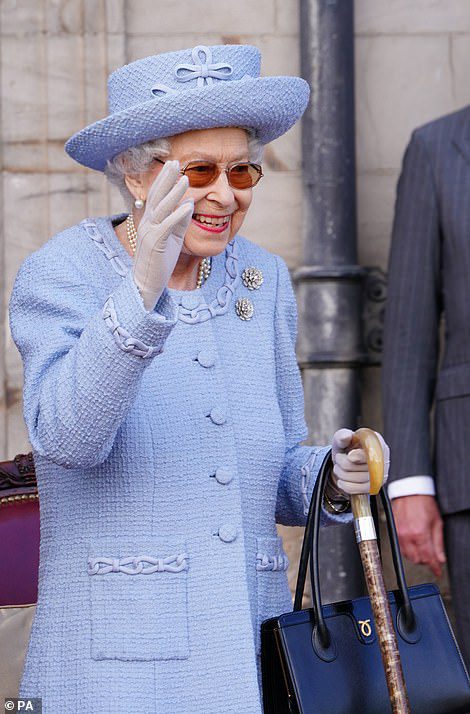 Durante o passeio de hoje, o príncipe inspecionou a companhia real com o líder do desfile, e a rainha apresentou um presente de oficiais e arqueiros para marcar o bicentenário da guarda-costas da rainha na Escócia.