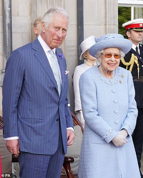 Foto da rainha e do príncipe Charles em um evento militar hoje