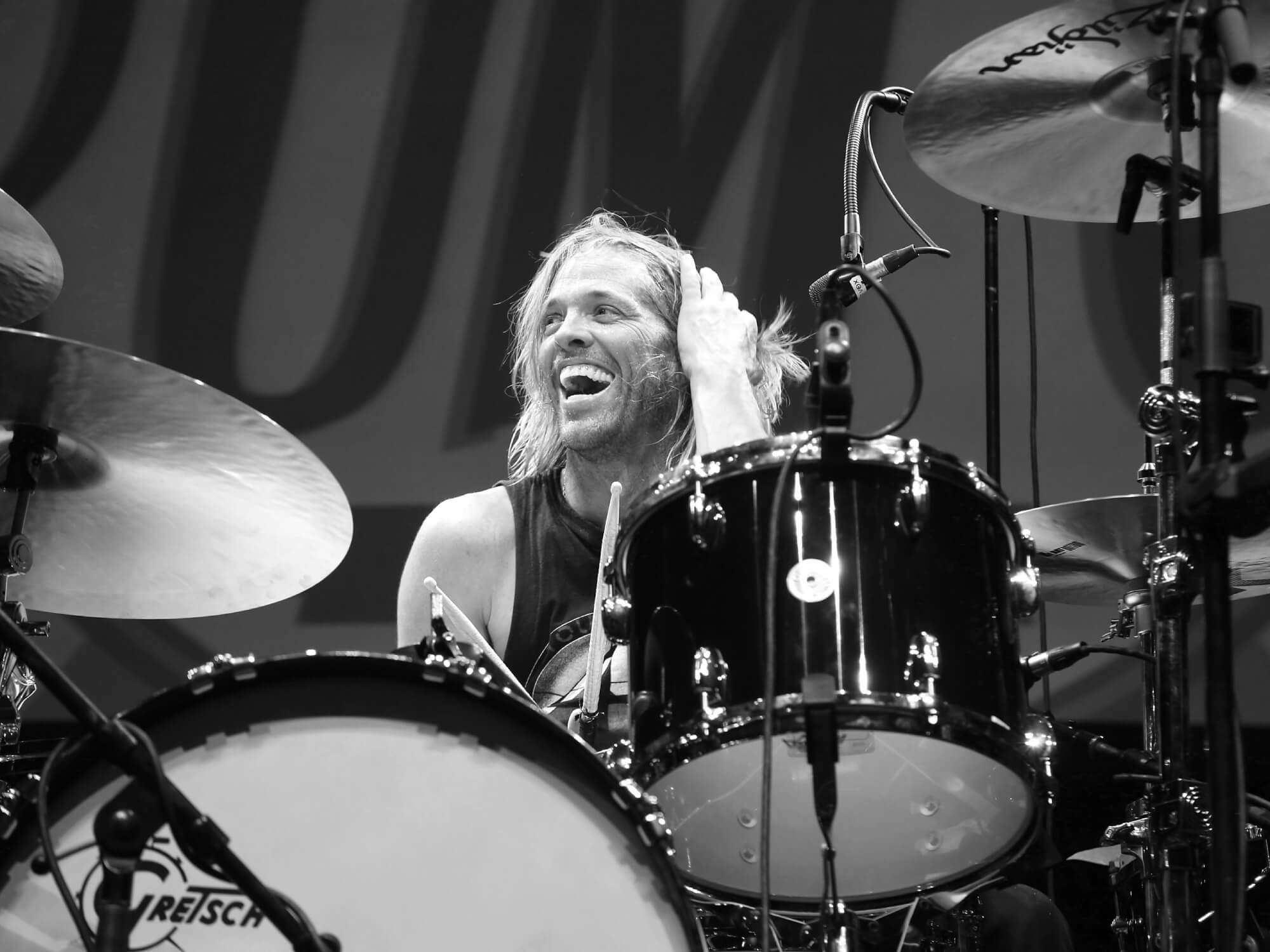  A esposa de Taylor Hawkins agradece aos fãs em sua primeira declaração desde a morte do baterista: 