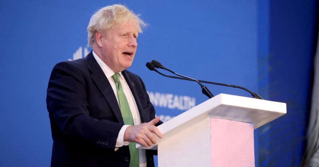 Aumenta a pressão sobre o primeiro-ministro britânico Johnson após esmagar derrotas eleitorais