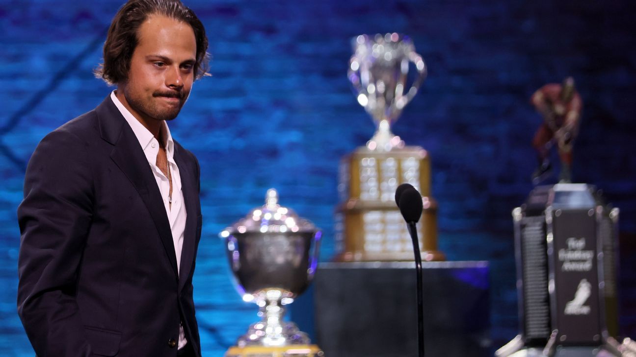 Auston Matthews, atacante do Toronto Maple Leafs, recebe o Hart Trophy e o prêmio Ted Lindsey

