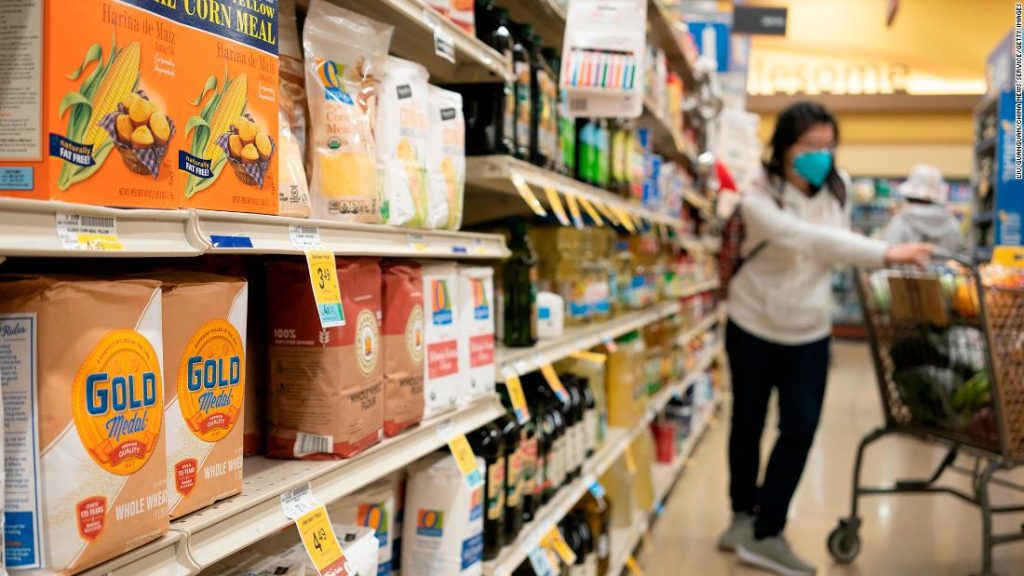 Consumidores americanos lidam com aumentos de preços de dois dígitos no supermercado