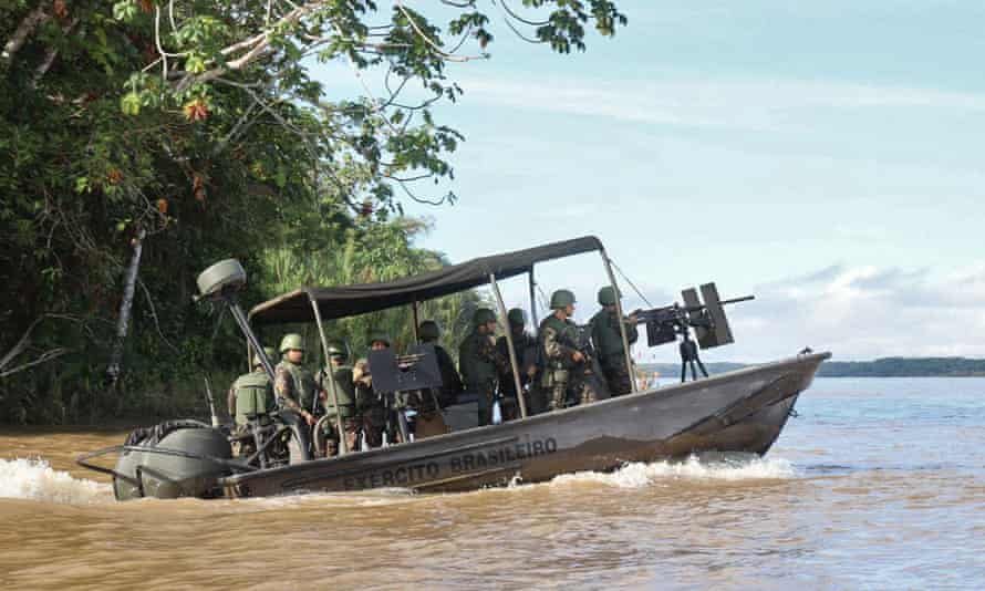 Uma equipe de resgate é encarregada de procurar o jornalista britânico desaparecido Dom Phillips e o especialista indígena brasileiro Bruno Pereira no rio Javari, no estado do Acre, Brasil, na fronteira com o Peru.