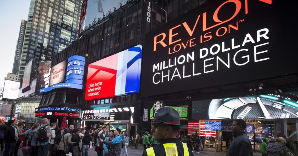 Empresa de cosméticos Revlon pede proteção contra falência
