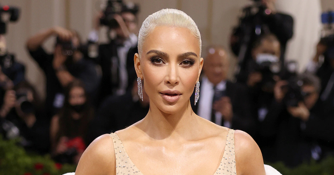 Kim Kardashian responde ao processo de marca registrada da SKKN

