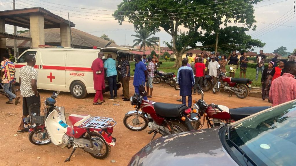 Oo, Nigéria: tiroteio em massa na igreja mata dezenas, diz legislador local