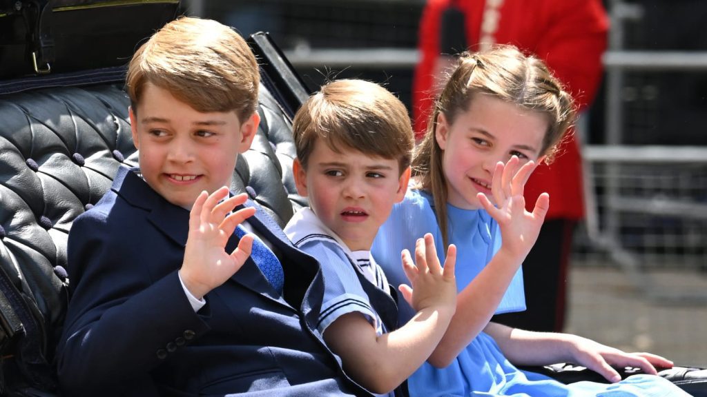 Príncipe Harry e Meghan Markle são membros da família real na cerimônia de abertura do jubileu de 70 anos da rainha