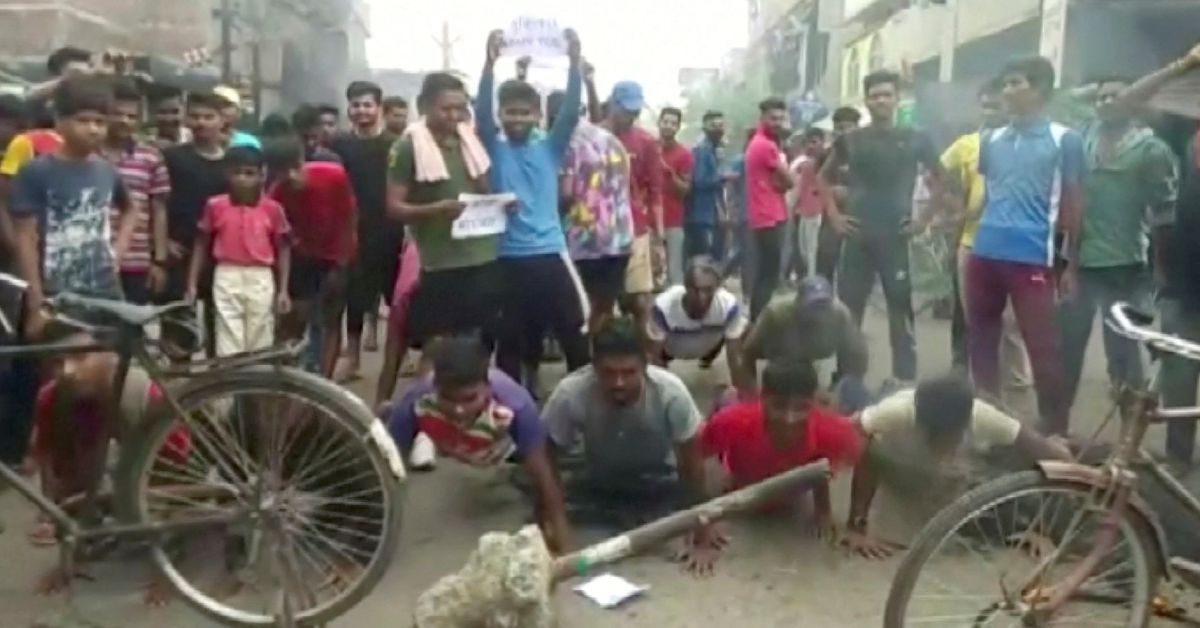 Protestos contra o novo sistema de recrutamento militar da Índia se tornam violentos

