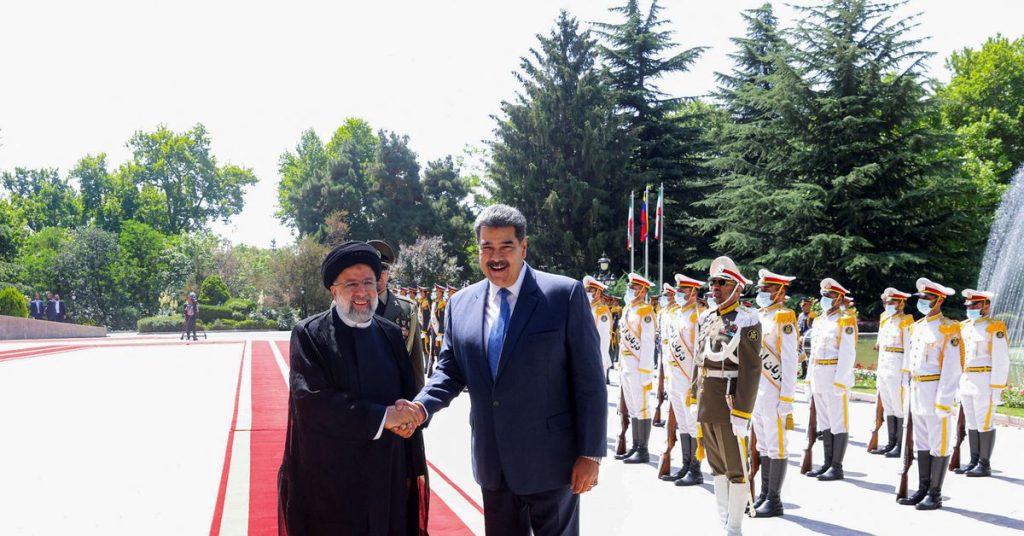 Sob sanções dos EUA, Irã e Venezuela assinam plano de cooperação de 20 anos