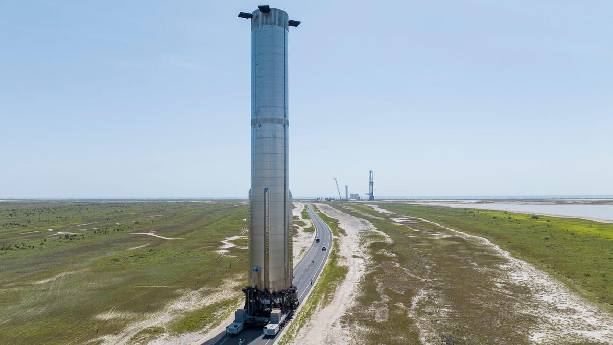 SpaceX monta Starship Booster na Texas Launch Tower

