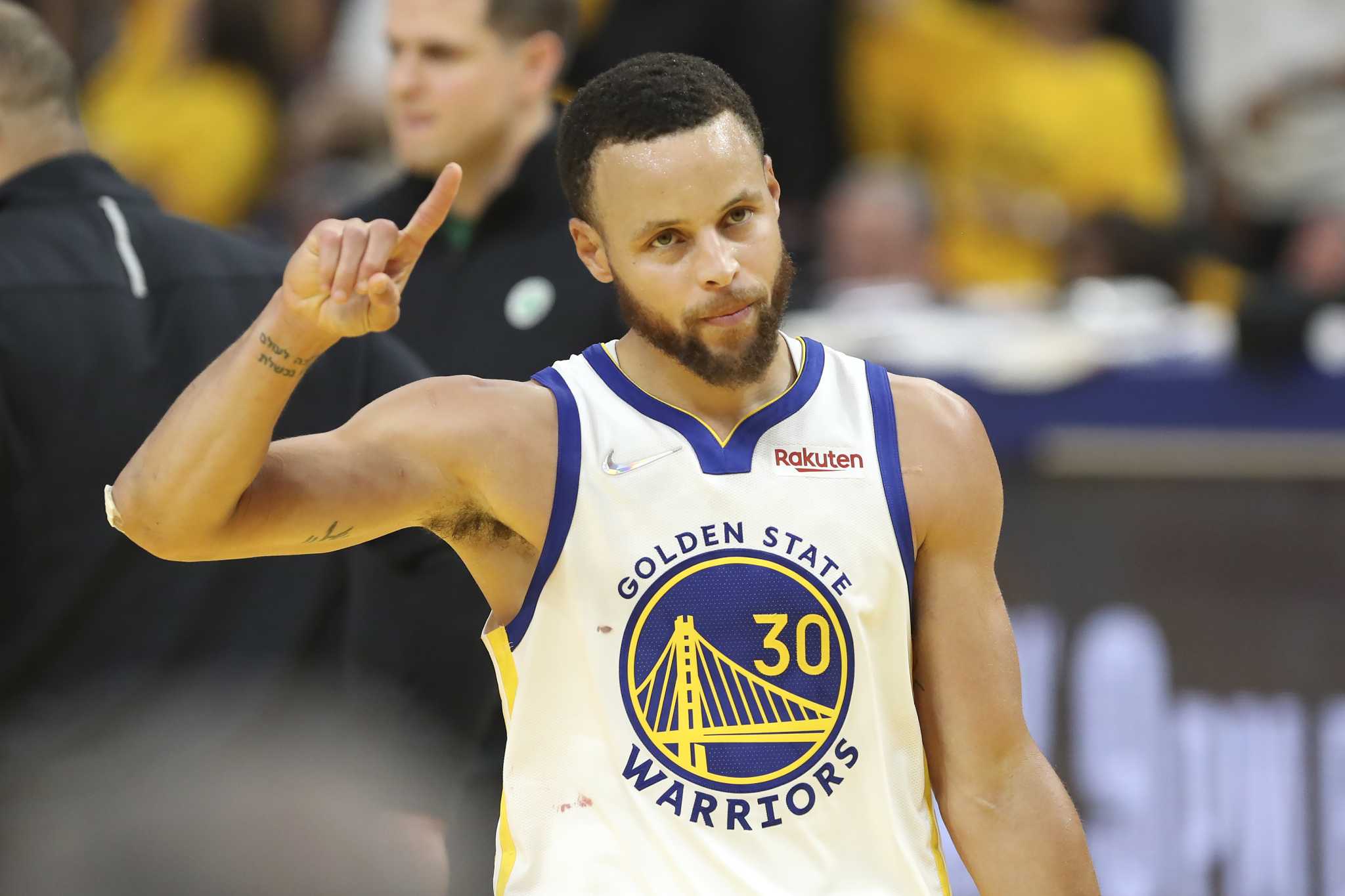 Steve se junta aos fãs de Dubs para zombar de um bar de Boston que abusou de Ayesha

