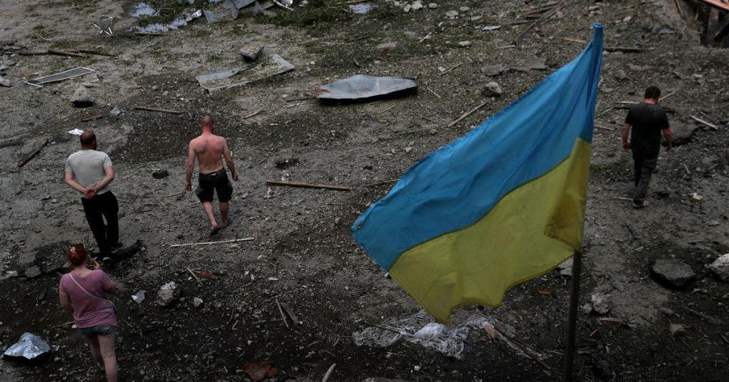 Ucrânia diz que forças russas recuaram em uma cidade importante no leste do país