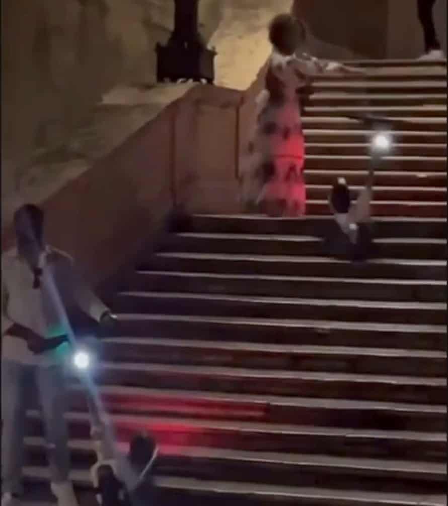 Um turista americano joga uma moto alugada pela Escadaria Espanhola em Roma.